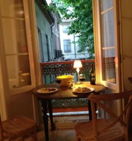 One Bedroom Place De L'eglise, 아파트
